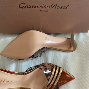 Beautiful slides! Bought them for an event and never wore them!